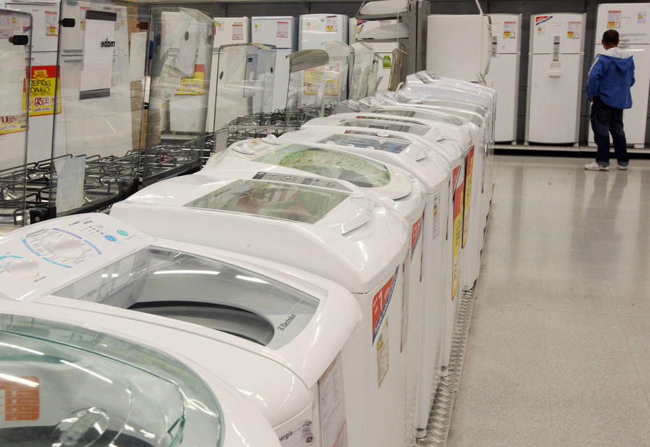 Para economizar, consumidor troca máquina de lavar por tanquinhos Foto: Ernesto Rodrigues/AE
